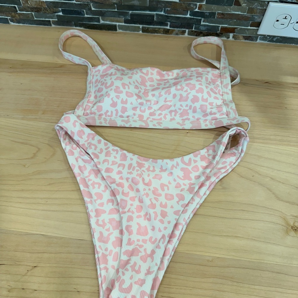 SHEIN Pink and White Leopard Bikini Med-bundle